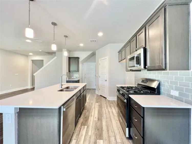 Rent Modern Townhouse in Avery Ranch with Luxurious Features