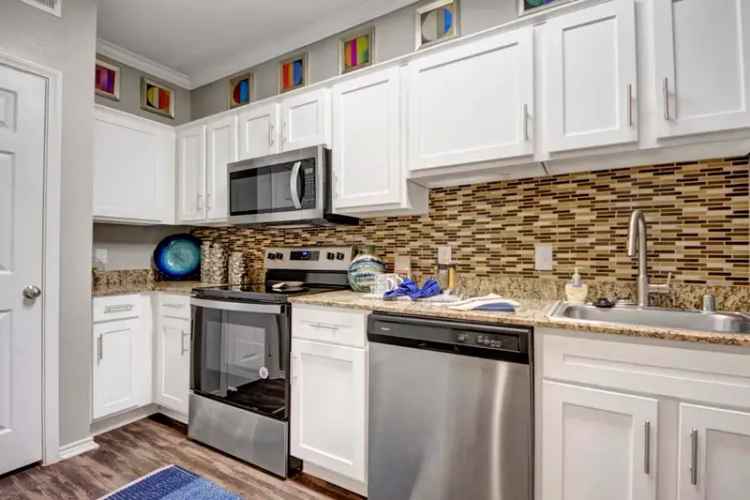 Rent Apartments in North Dallas with Upscale Features Near Galleria