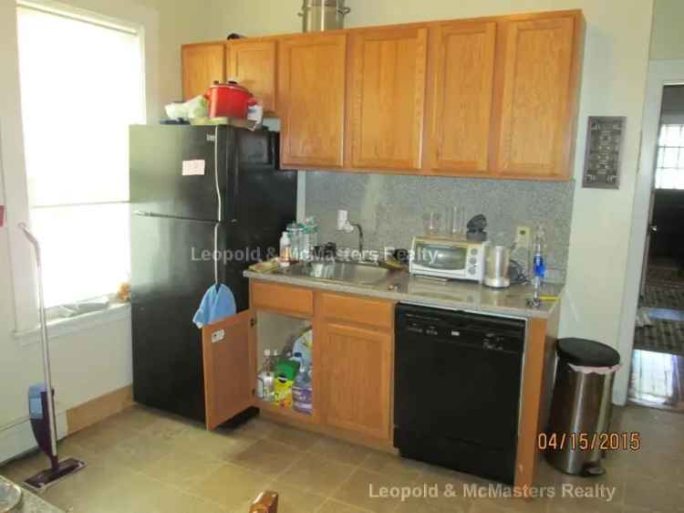 Apartment for Rent Steps to Shops and Restaurants with Laundry