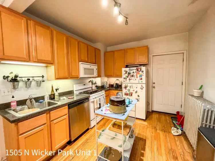 Rent Apartments in Wicker Park with Hardwood Floors and High Ceilings