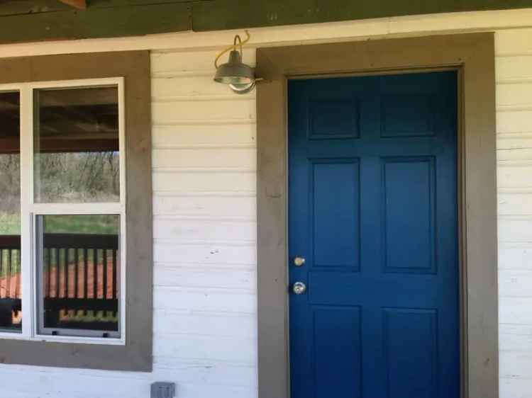 Charming Farmhouse for Rent with Pasture View and Modern Amenities