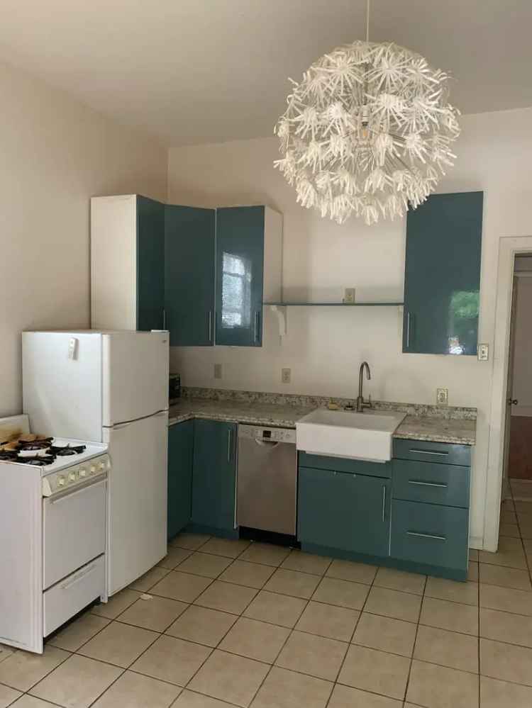 Rent Apartment Unit in Renovated Condition with Key Features