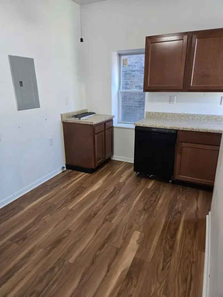 Apartment for Rent in Uptown with 3 Bedrooms and Modern Features