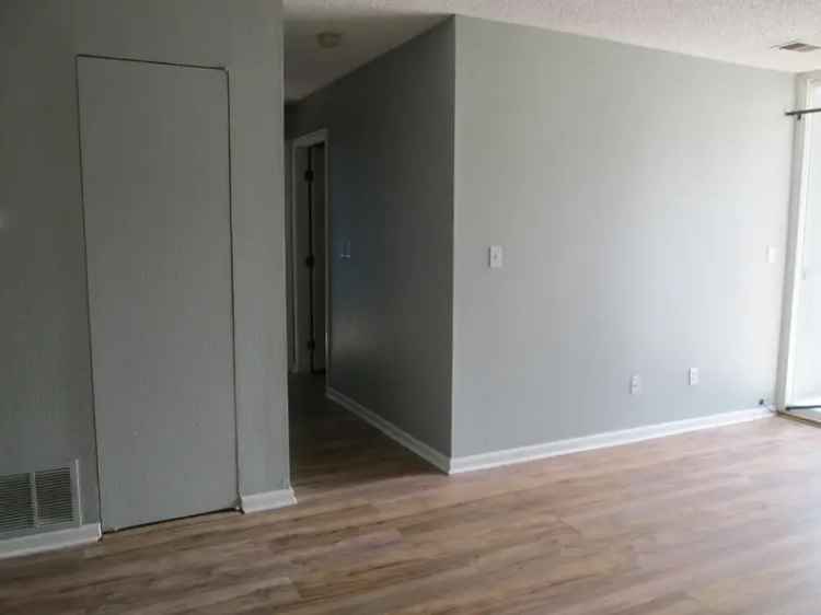 Rent 1 Bedroom Den Apartment in Aurora Colorado with Great Amenities