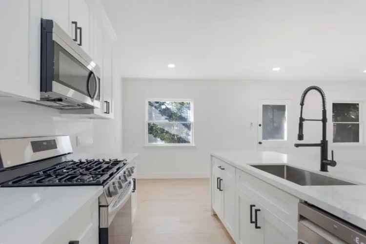 Apartment for Rent in Santa Monica with Modern Features and Beach Access