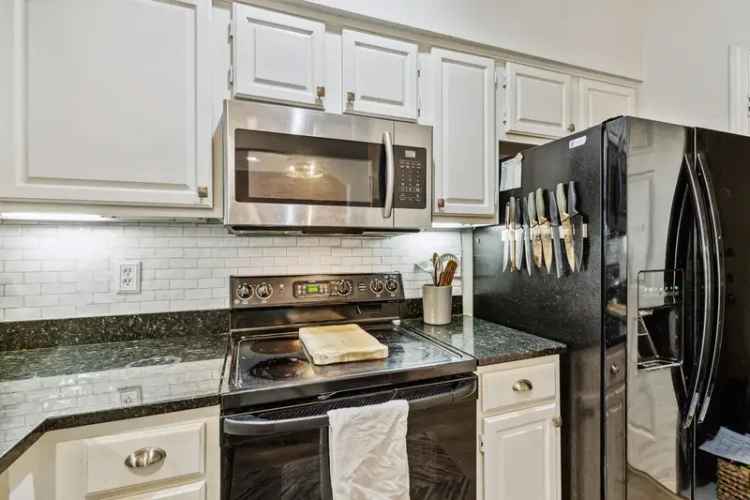 Rent Luxurious Condo with 1 Bedroom in Uptown Dallas