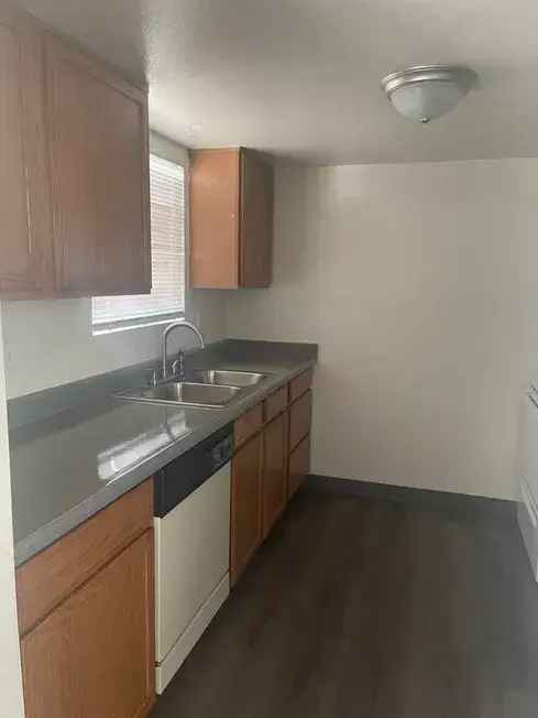 Rent 3 Bedrooms Apartment with 1 Month Free Near Businesses and Restaurants