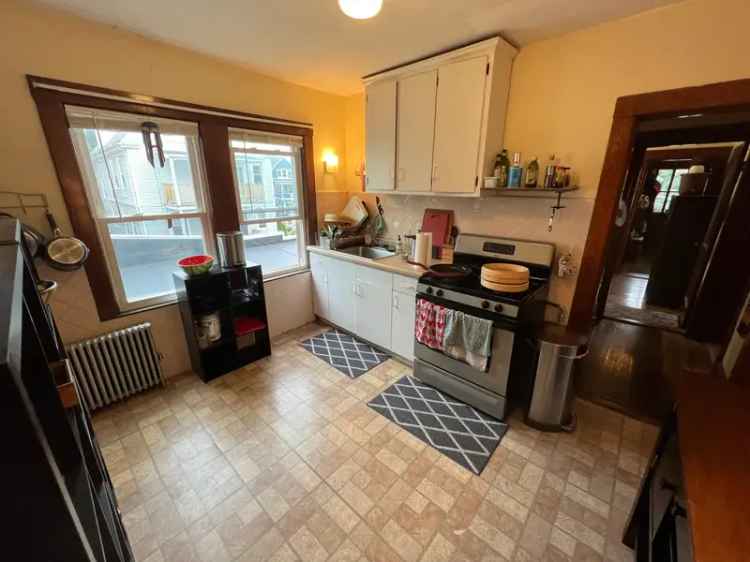 Rent Spacious 2 Bedroom Apartment in Somerville with Natural Lighting