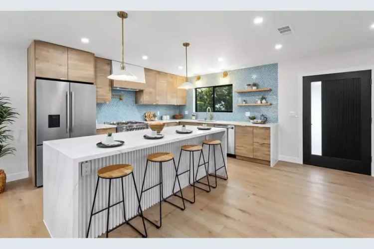 Buy single family residence in La Jolla with modern luxury features