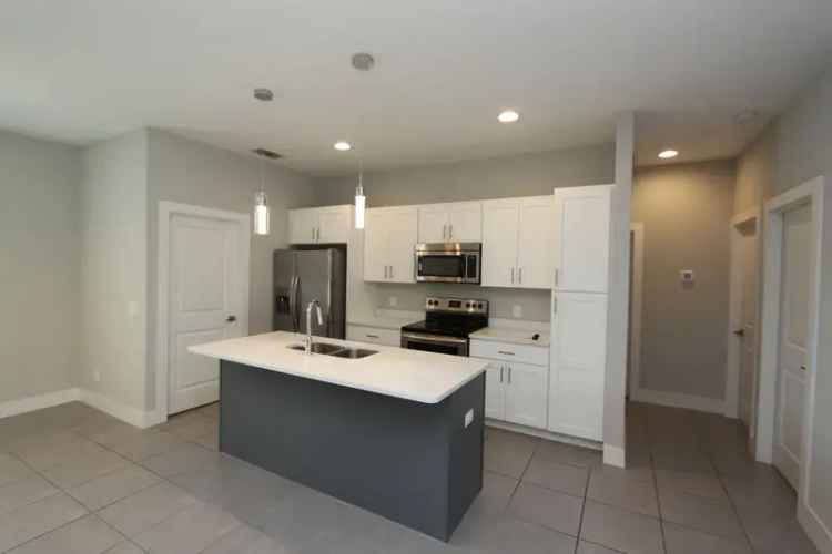 Rent Gorgeous 4 Bedroom House in Kissimmee with Natural Lighting