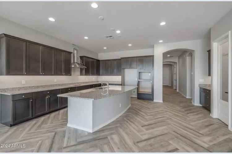 Buy 4 Bedroom House in Queen Creek with Modern Amenities and Lake Access