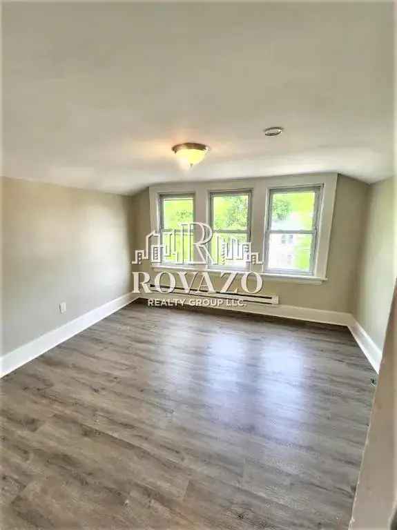 Rent Beautiful Renovated Apartment Unit Near Shops and Transit