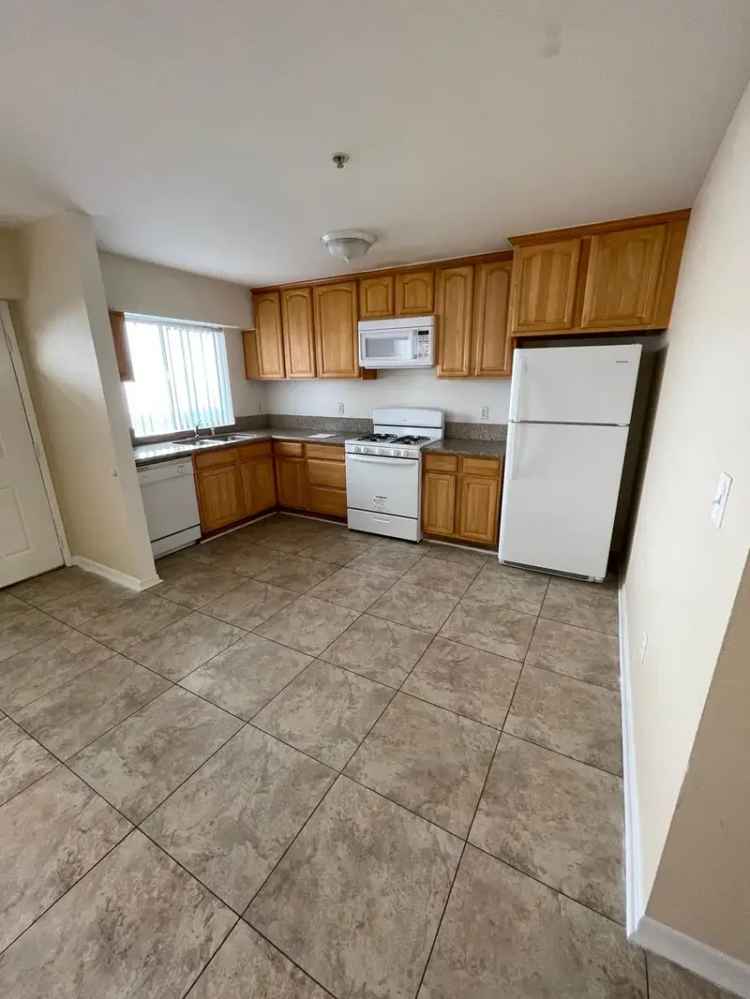 Rent 3 Bedroom Apartment in North Hollywood with Great Features