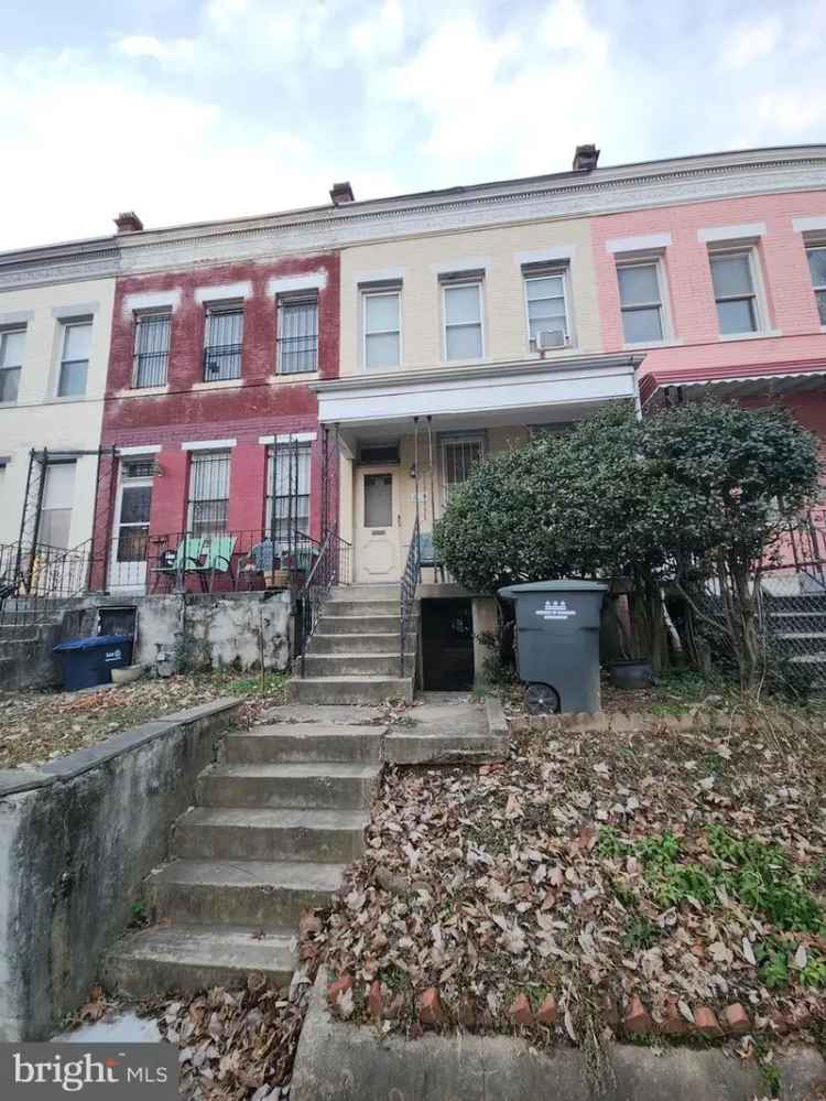 House For Sale in 409, 16th Street Southeast, Washington, District of Columbia