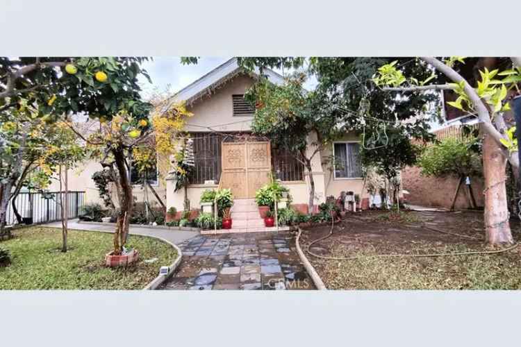 Rent Triplex in East Los Angeles with Spacious Family Room and Loft