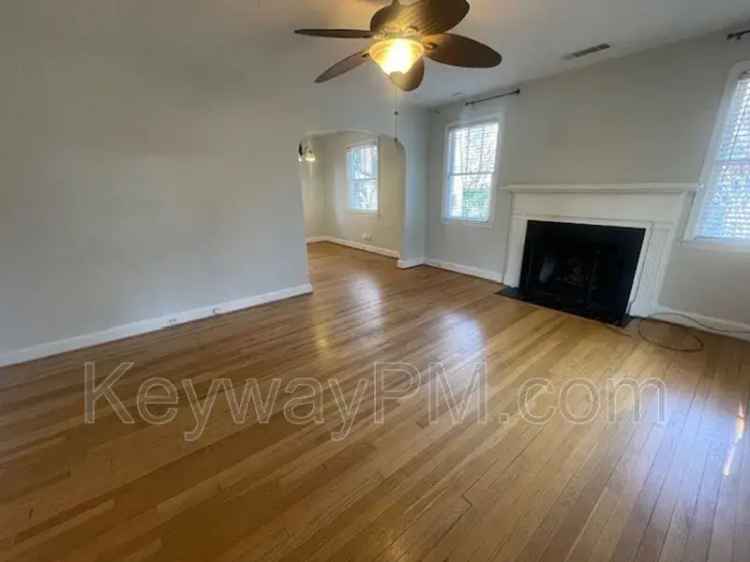 Rent Cozy Cottage in Midtown with 2 Bedrooms and Modern Amenities