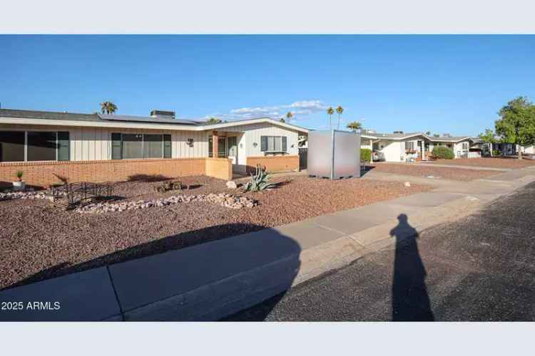 Rent House in Sun City with Flexible Living Space and Great Amenities