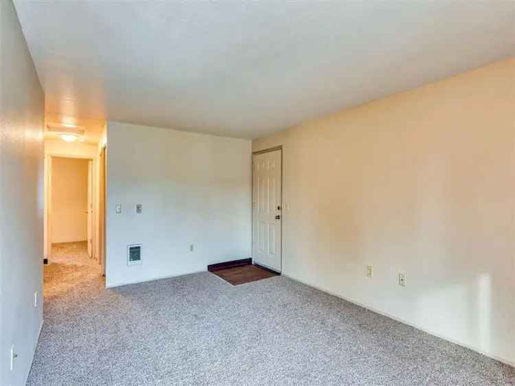 Rent 2 Bedroom Apartment in Clackamas with Modern Amenities