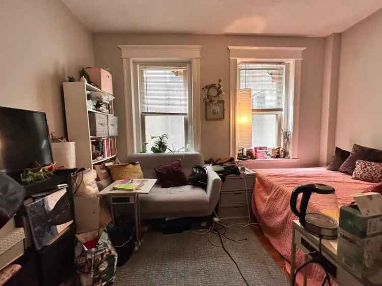 Rent Cozy Studio Apartment in Student-Friendly Building Near Green Line