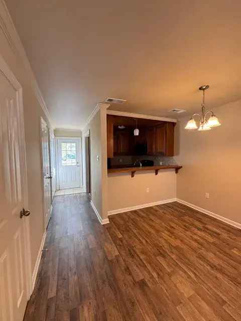 Rent Apartment Unit with New Flooring Near Sam's Club and Restaurants