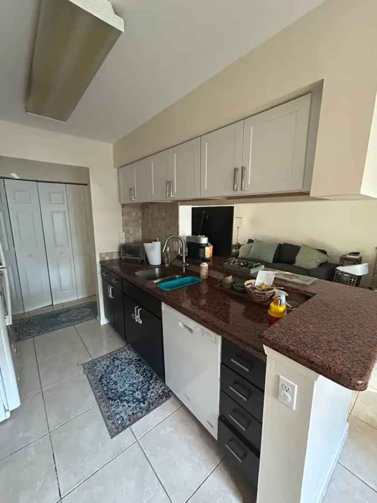 Rent Beautiful 2 Bedroom Condo in Coral Springs with Pool and Gym