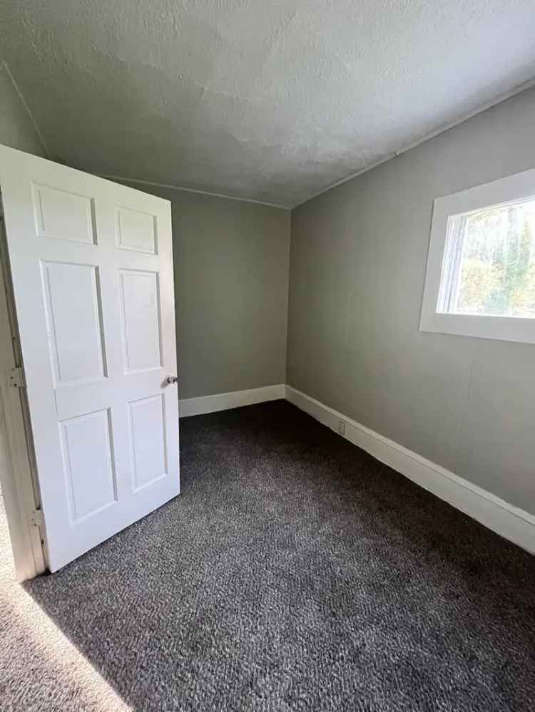 Rent Furnished Room with Smart TV and Utilities Included