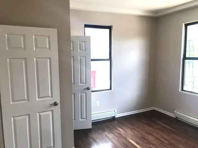 Rent Beautiful Renovated Apartment Near Public Transit with Stylish Features