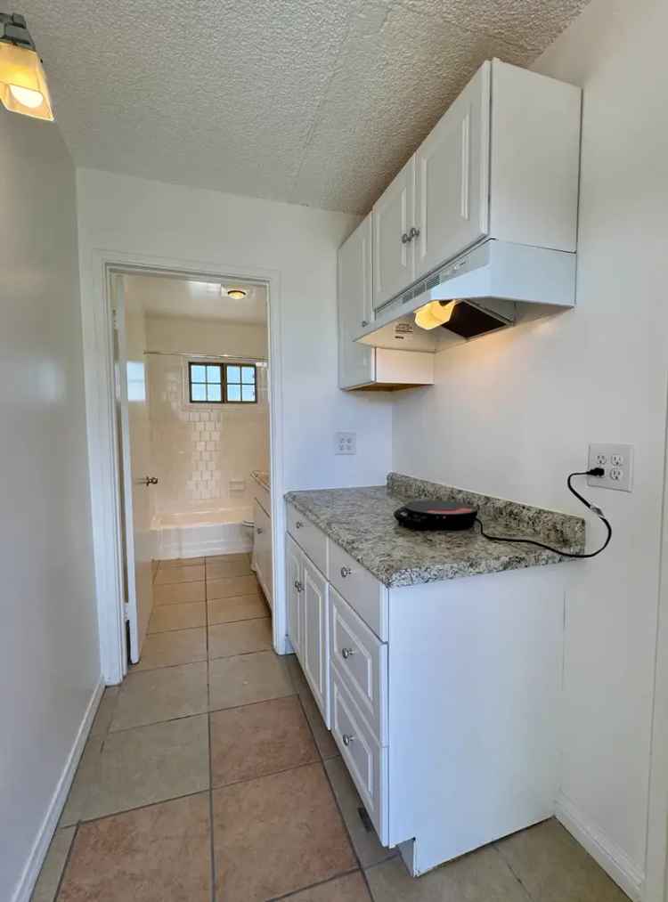 Rent One Bedroom Apartment Unit in San Fernando Valley with Pool and Parking