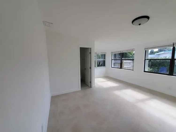 Rent Townhouse in Wilton Manors with Large Backyard and Modern Amenities