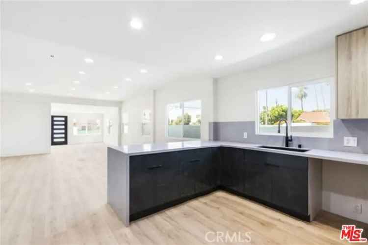 House For Sale in 4421, Oakwood Avenue, Los Angeles, California