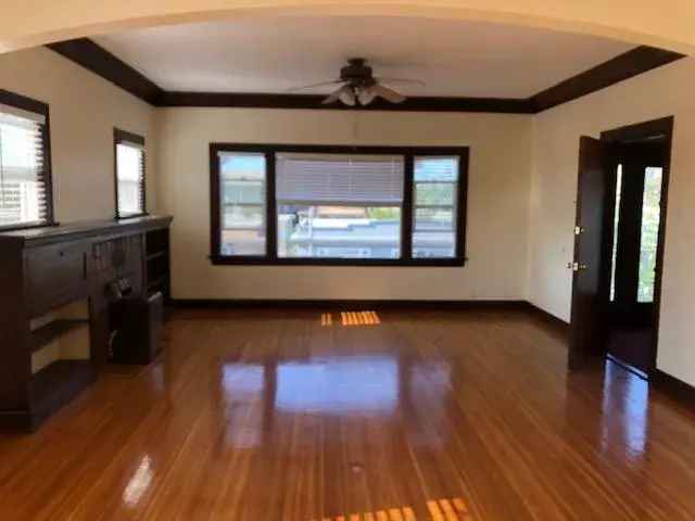 Rent Bright Sunny Apartment Unit with Open Floor Plan in Alamitos Beach