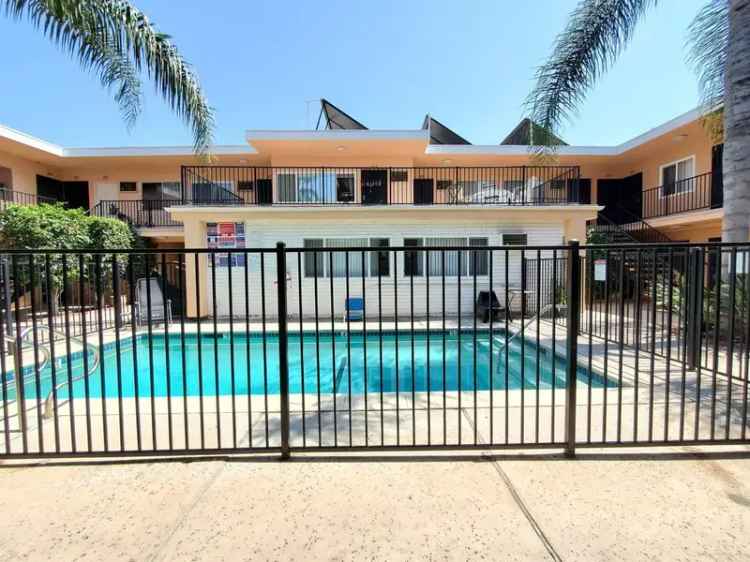 Rent One Bedroom Apartment in Los Angeles with Pool and Parking