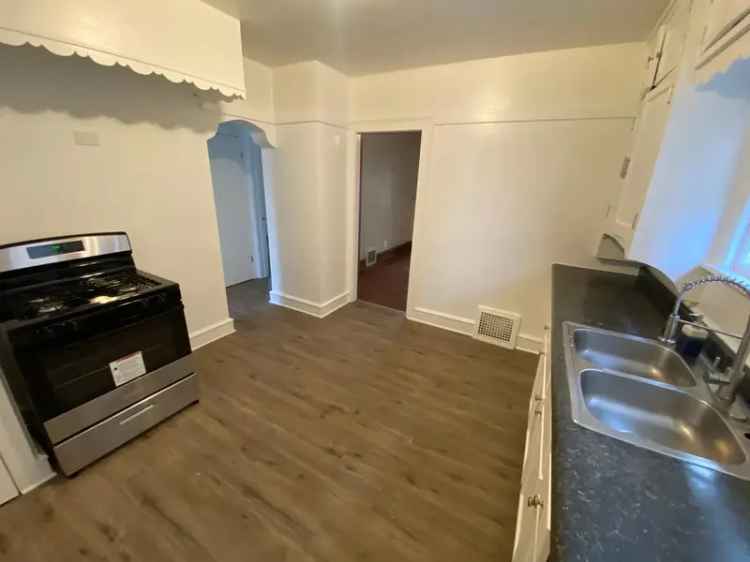 Apartment for Rent Spacious 2 Bedrooms 1 Bathroom Newly Remodeled