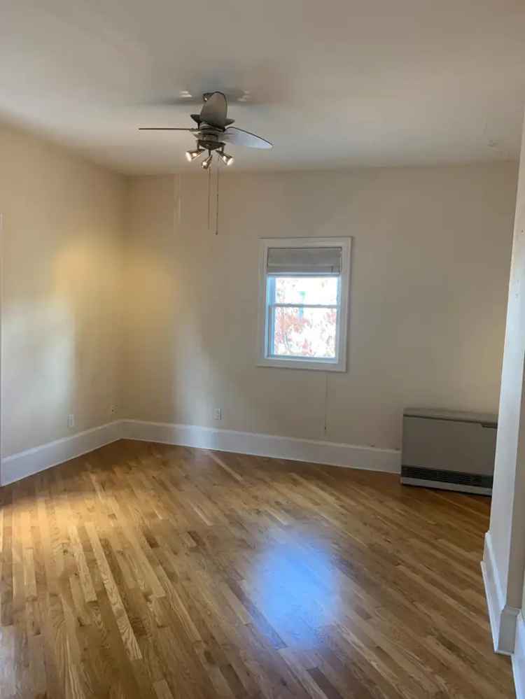 Rent Apartment in West-End with High Ceilings and Clean Environment