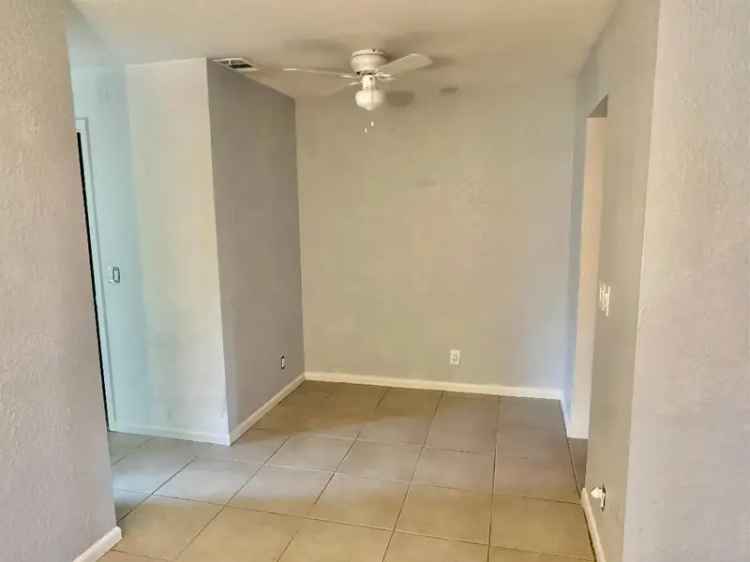 Rent Apartment Unit in Lantana with 1 Bedroom and Central A/C