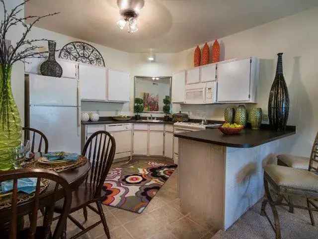 Rent Spacious Apartments near University of Missouri with Resort Style Amenities