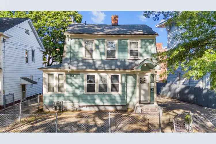 Duplex for Sale in New Haven with Investment Potential and Outdoor Space