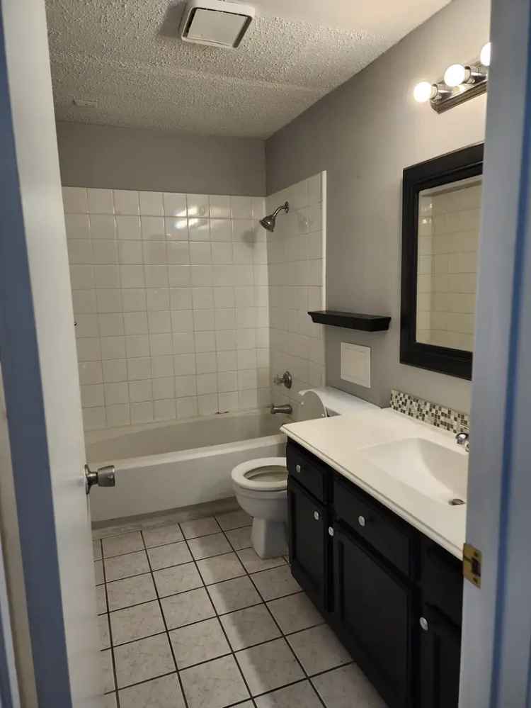 Rent 1 Bedroom Condo in Dallas with Backyard and Free Water