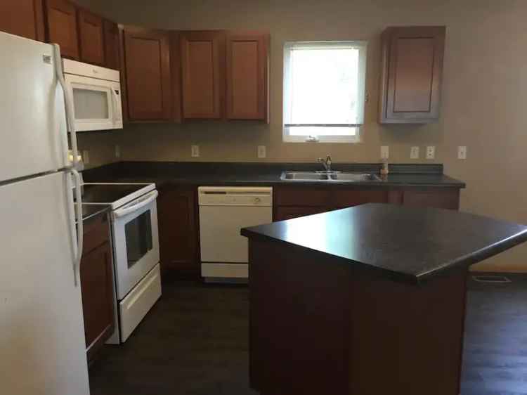 Rent Townhouse in Lincoln with 4 Bedrooms and Garage