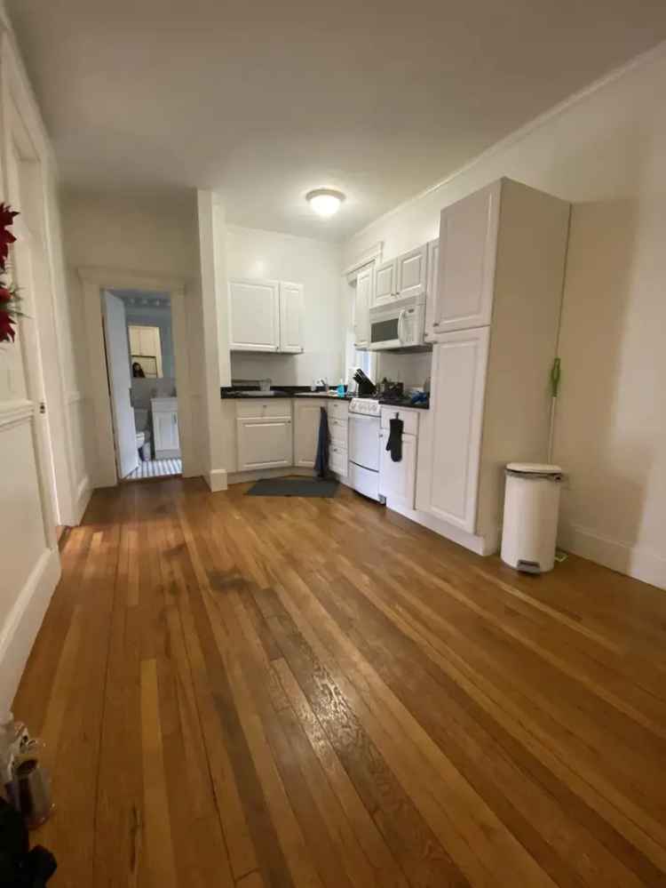 Rent Cozy Apartment Unit Near Whole Foods and Back Bay