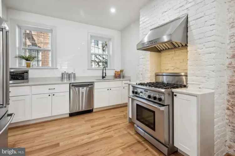 Rent Victorian townhouse with 3 bedrooms near Lincoln Park