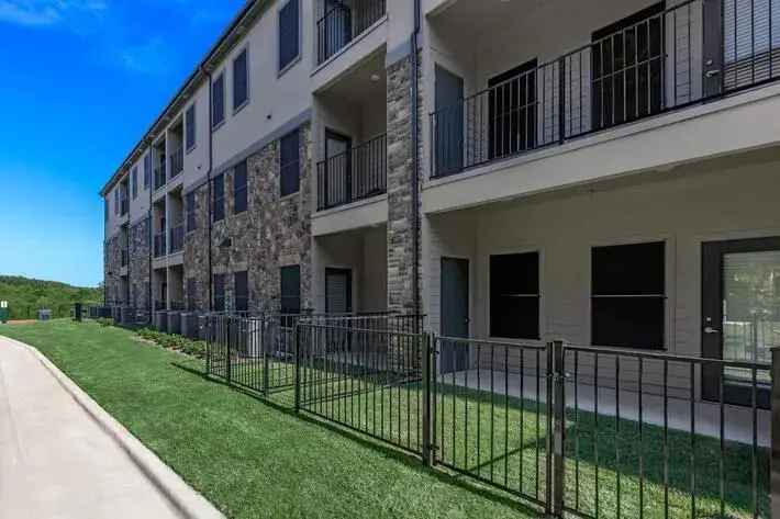 Rent Upscale Apartments in Grand Prairie Texas with Modern Amenities