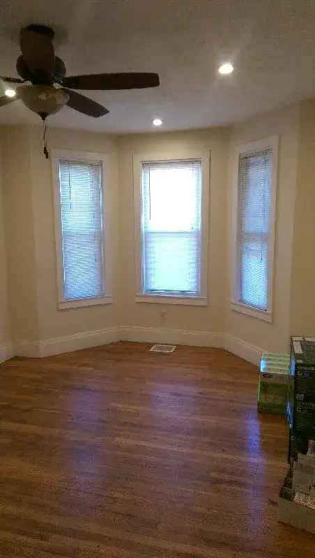 Rent Spacious 3-Bed Apartment Near Forest Hills with Modern Features