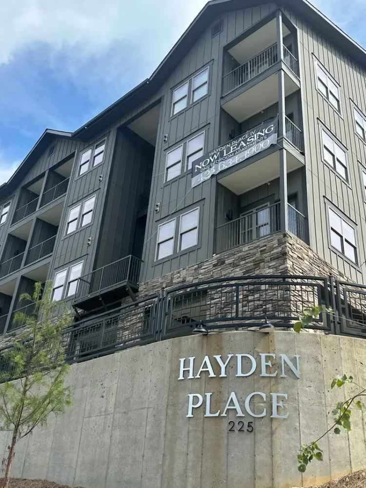 Luxury Rent Apartments in Hayden Place with Scenic Views