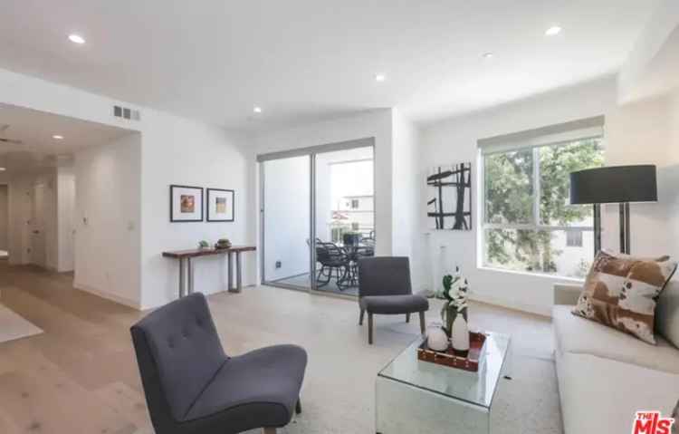 Rent 3 Bedroom Apartment in Miracle Mile with Luxury Features